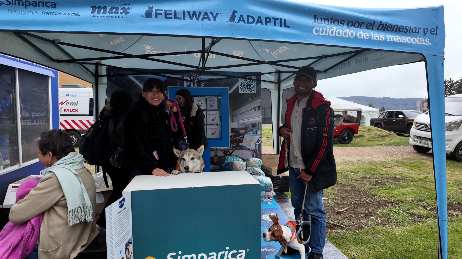 Equipo Gabrica en la carpa de Simparica