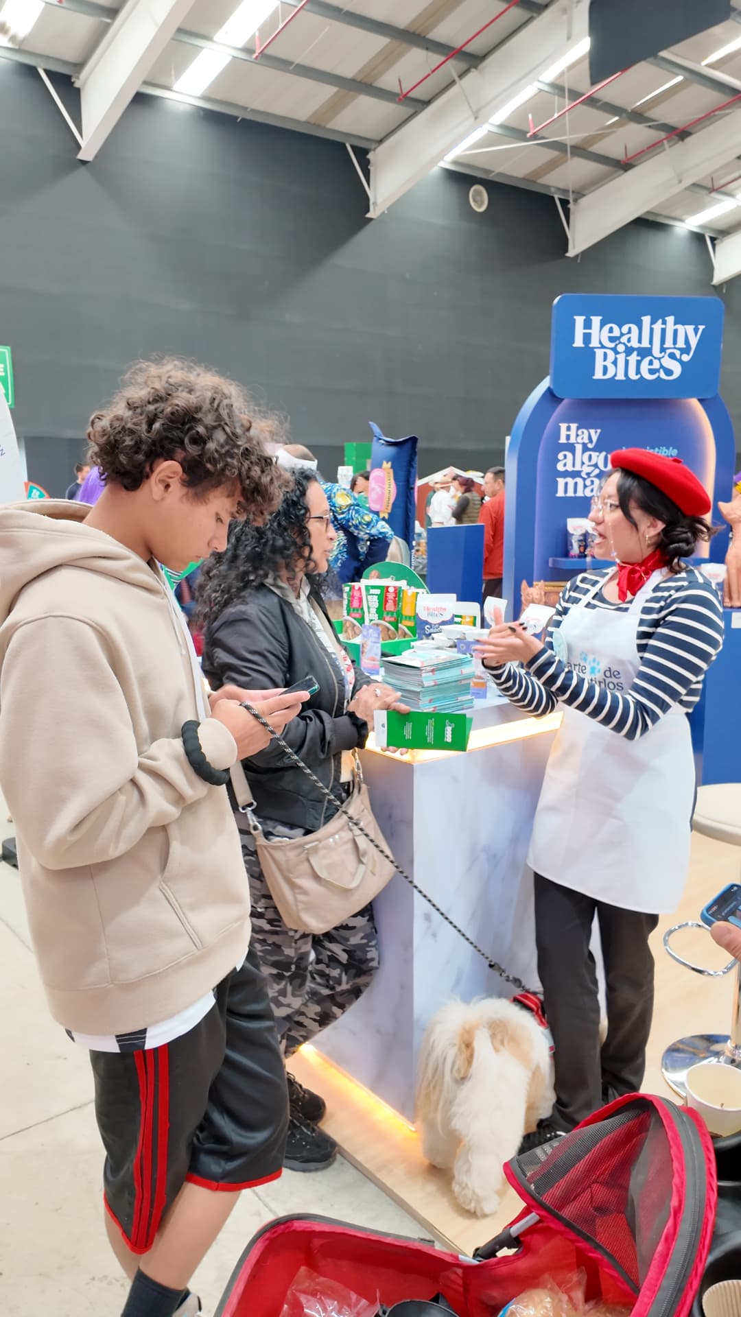 Asesora de Healthy Bites atendiendo visitantes